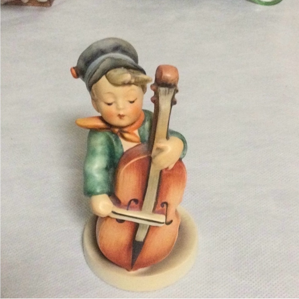 Hummel Bass Player number 186 with a full Bee